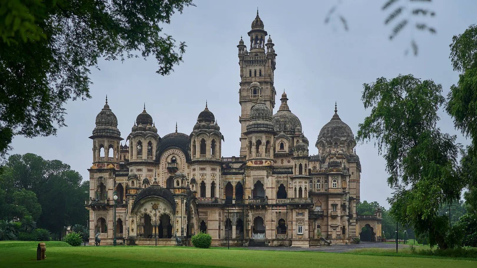 Lukshmi Vilas Palace – The Story of India’s Largest Private Residence and Its Enduring Heritage
