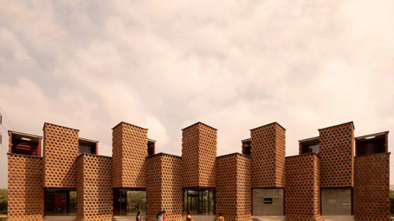 Petti Restaurant: Vertical Containers Meet Poured Earth in Tuticorin